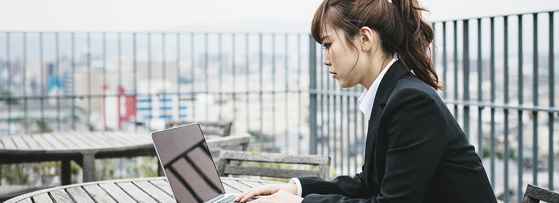 Kobieta w japońskim Kioto pracuje na laptopie na świeżym powietrzu